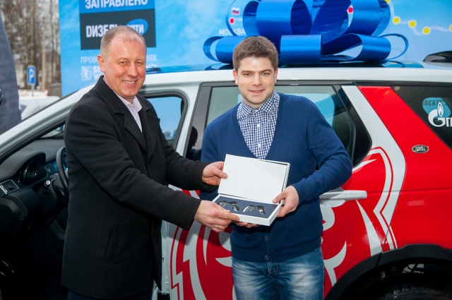 Автоэксперт Петр Баканов вручил победителю ключи от внедорожника.