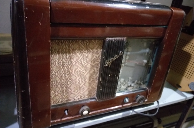 ламповая радиола «Урал» выпускалась в Свердловске в 1950-х годах.