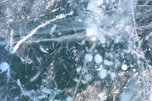 кататься на коньках следует подальше от метановых пузырей - чтобы посмотреть на это чудо природы, люди летят за тысячи километров, но порой видят только изрезанный коньками лёд.