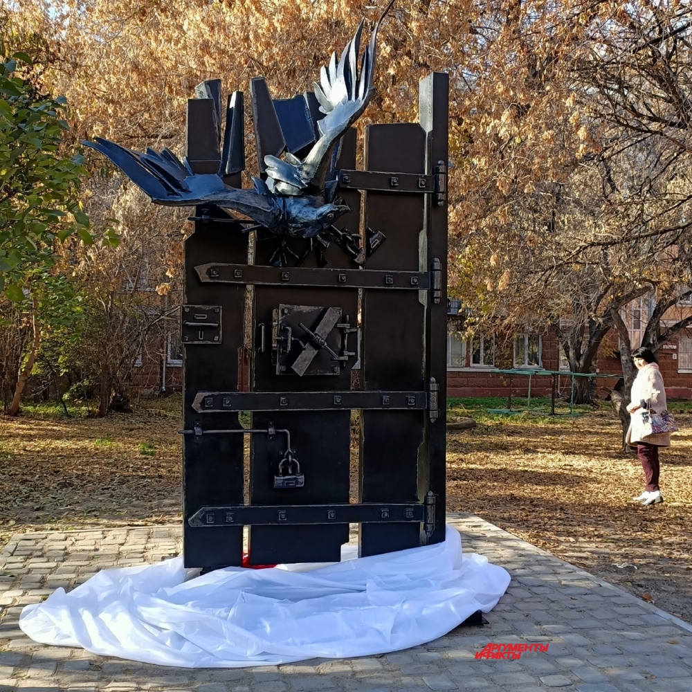 Над новым памятником трудился омский скульптор Капралов.