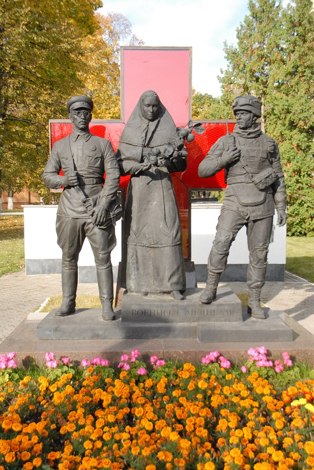 Памятник военным медикам на территории госпиталя.