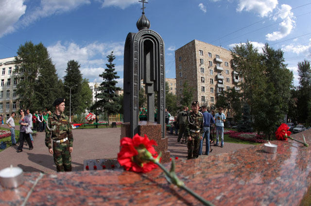 Акция памяти на месте взрыва жилого дома на Каширском шоссе в Москве