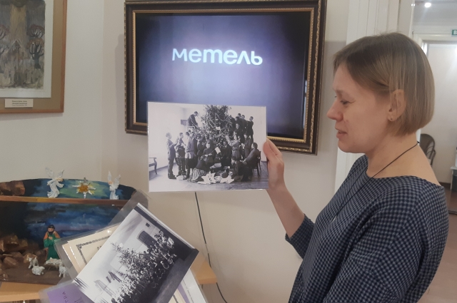 Ольга Миронова показала архивные снимки, как украшали ёлки в прошлые века.