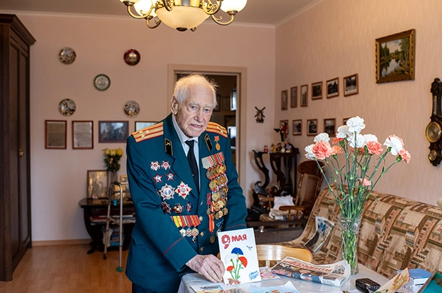 «Гордимся!» Героя «АиФ», ветерана Жореса Артемова, поздравили всем двором4