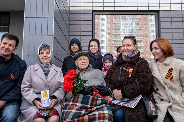 «Гордимся!» Героя «АиФ», ветерана Жореса Артемова, поздравили всем двором1