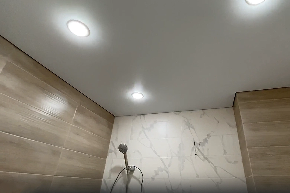 Натяжной потолок с теневым профилем подчеркивает стилистику помещения