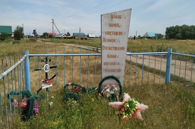 Могила одного из погибших в пожаре. 