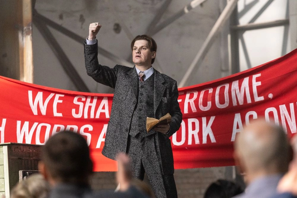 Андрей Максимов в роли Владимира Маяковского.