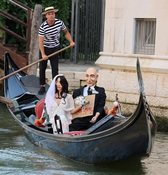 Гондольер с манекенами, изображающими основателя Amazon Джеффа Безоса и его невесту Лорен Санчес в свадебных нарядах.