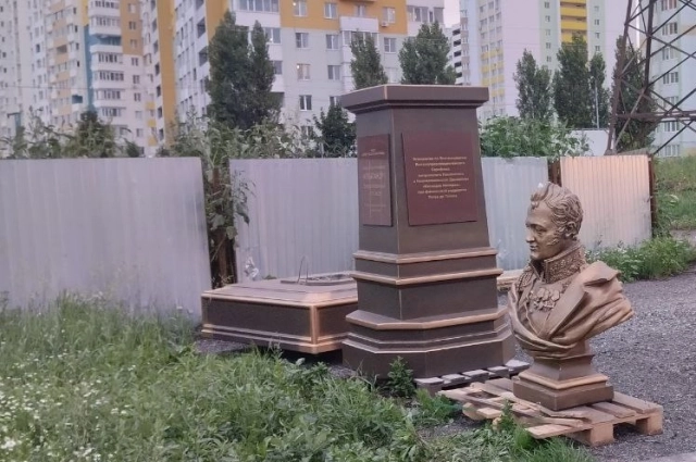 Бюст Александра I стоит рядом с храмом в Засечном, прямо на асфальте.