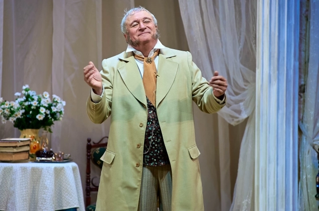 Ксёстный отец Наденьки также всеми силами пытается устроить её счастье.