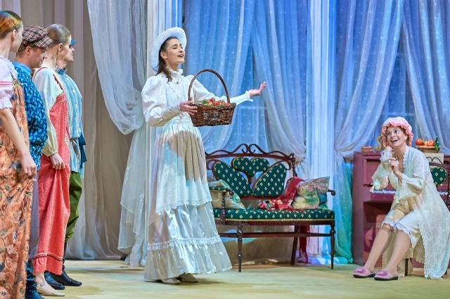 Наденьке очень нравится жить в деревне у мамы с папой.