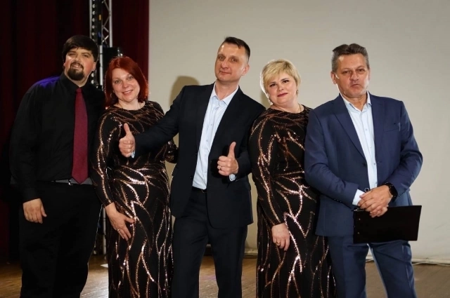 За 50 лет Ян Рыжов успел попробовать себя в разных ролях: парикмахер-колорист, актёр, хореограф