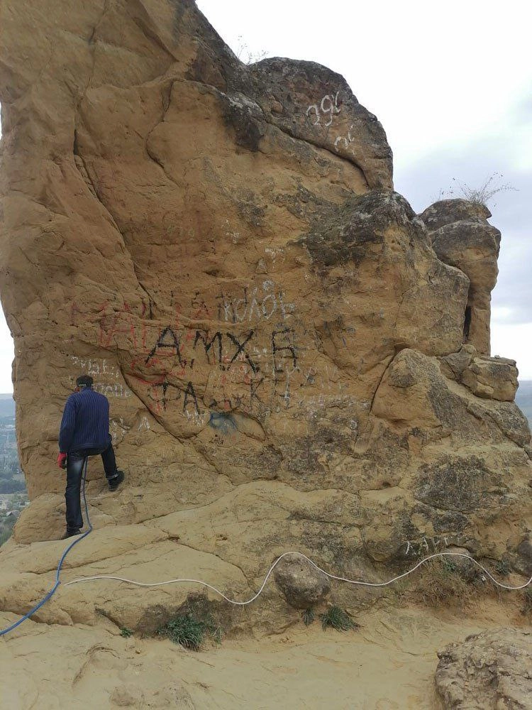 В 2023 года гору впервые зачистили от надписей и рисунков.