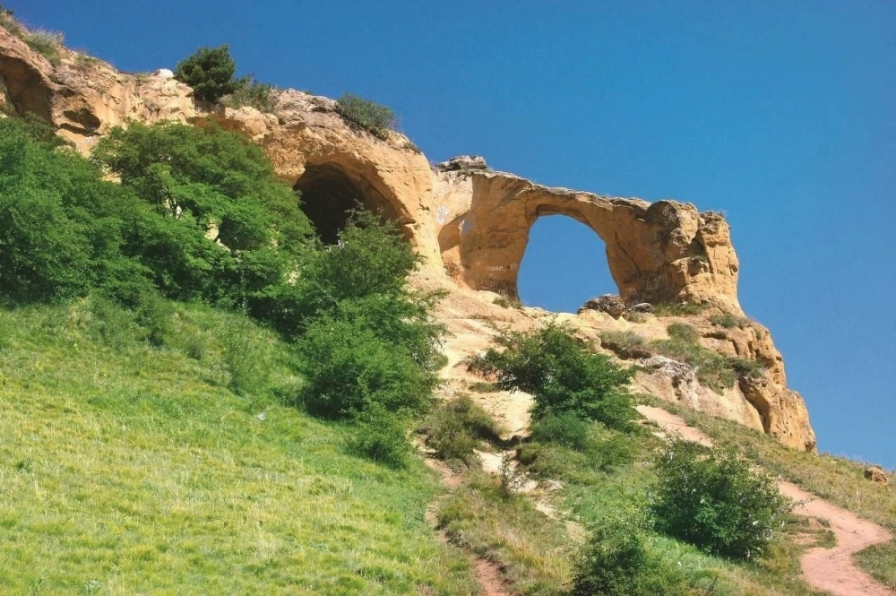 Гора приобрела необычную форму из-за ветра.