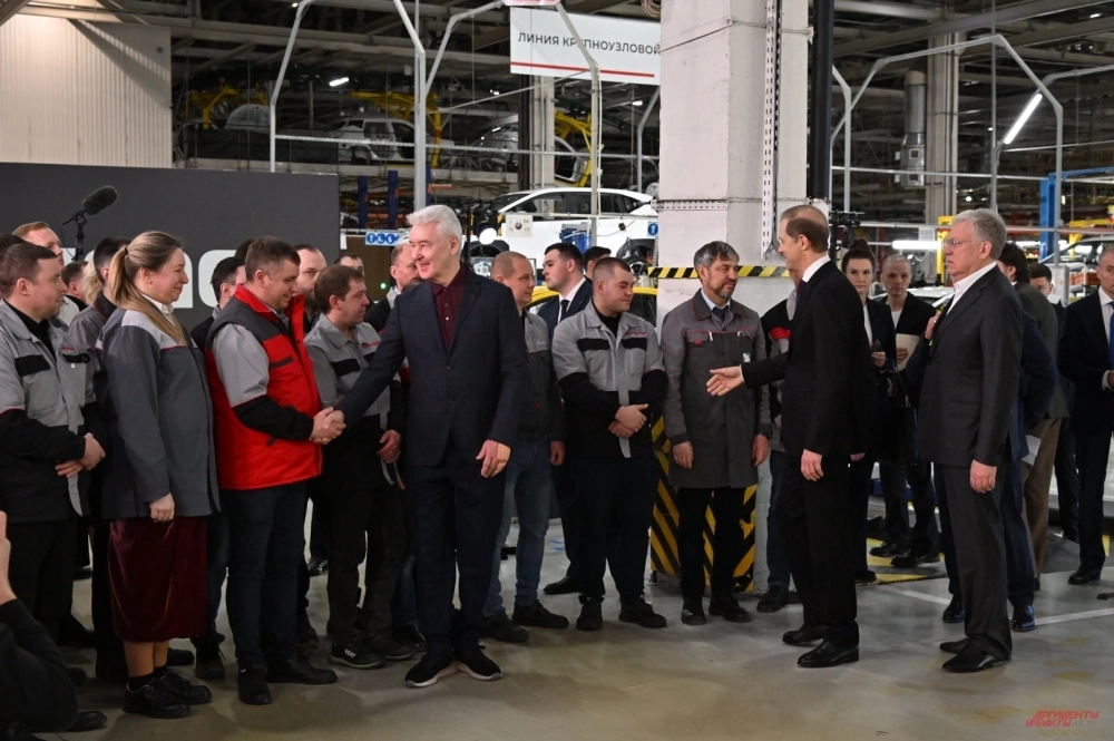 Мэр Москвы Сергей Собянин, первый зампред правительства РФ Денис Мантуров и советник по корпоративному развитию «Яндекса» Алексей Кудрин открыли производство электромобиля UMO.