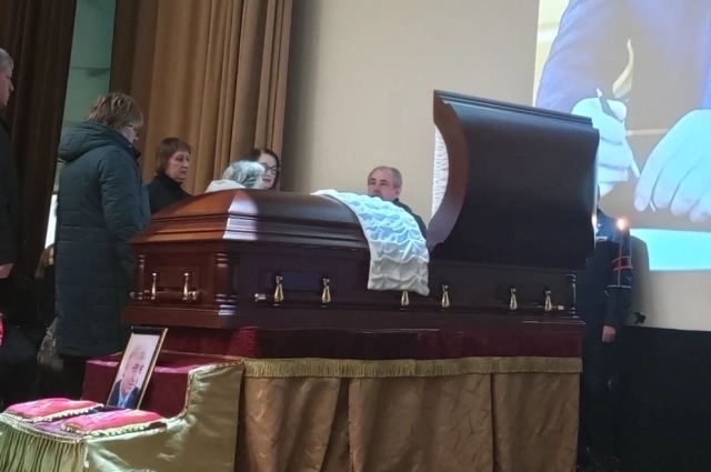 Река из скорбящих людей поднималась на сцену, где был установлен гроб.