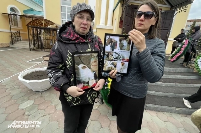 Скорбящие принесли с собой фотографии Валерии.