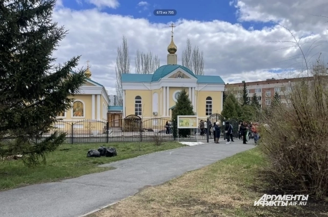 На прощание пришло больше сотни человек. 