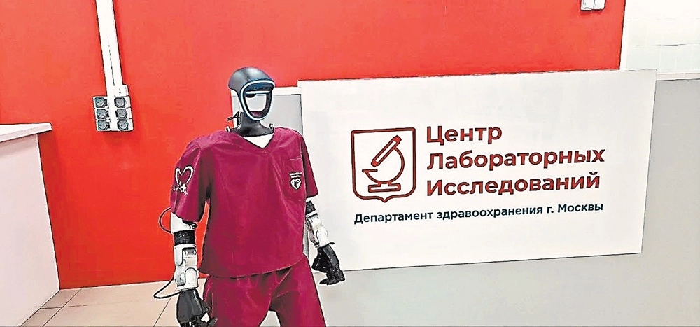Это лаборант Егорка, который сортирует пробирки.