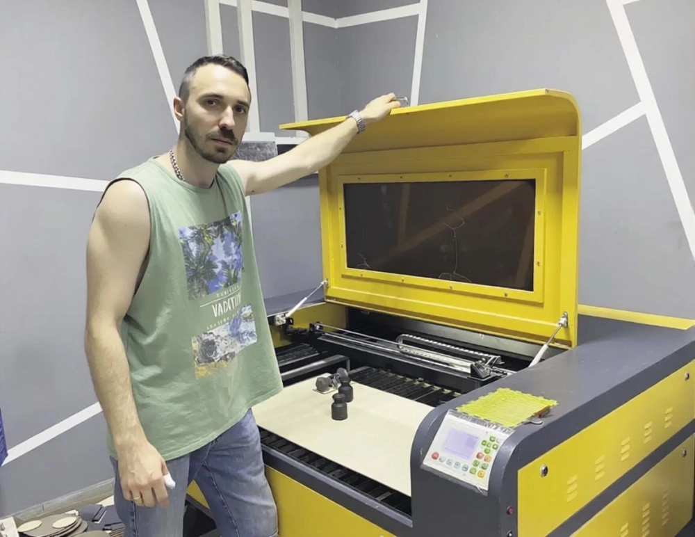 Дончанин сменил работу фотографа на изготовление сувениров из дерева.