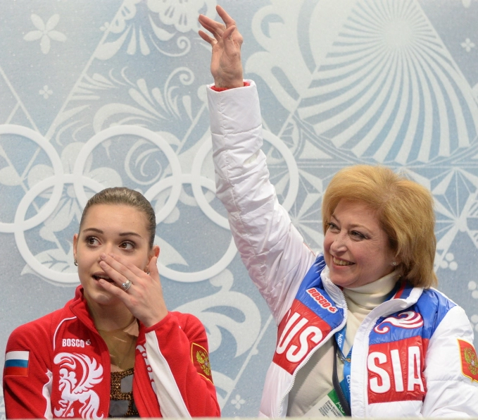 Аделина Сотникова (Россия) после выступления в&nbsp;произвольной программе женского одиночного катания на&nbsp;соревнованиях по&nbsp;фигурному катанию на&nbsp;XXII зимних Олимпийских играх в&nbsp;Сочи. Справа&nbsp;— тренер Елена Буянова (Водорезова). 2014 г.