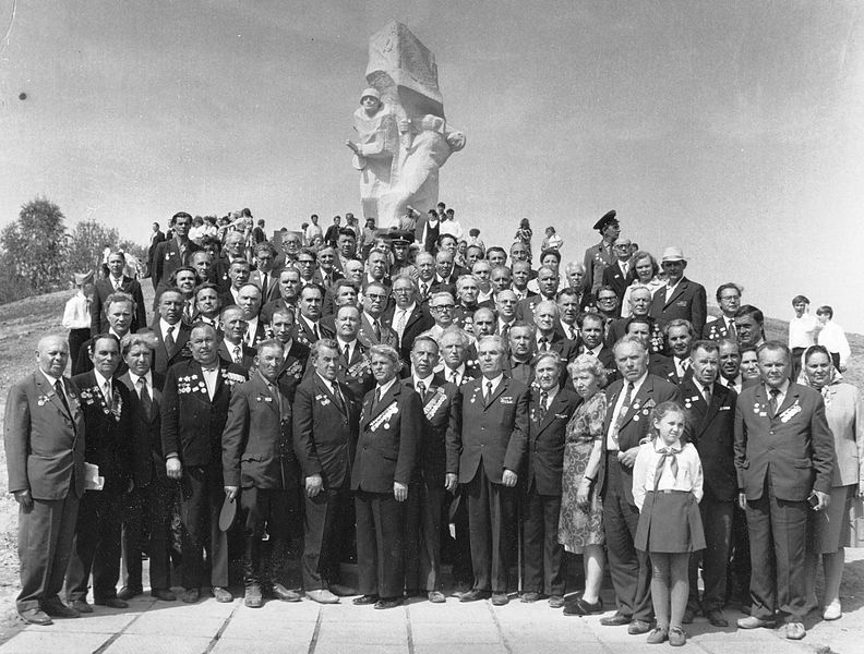 8 мая 1975 года. Бывшие курсанты на открытии памятника в Ильинском