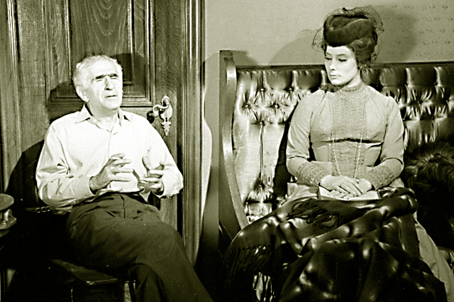Режиссёр Александр Зархи репетирует сцену с Татьяной Самойловой на съёмках фильма Анна Каренина . 1966 год