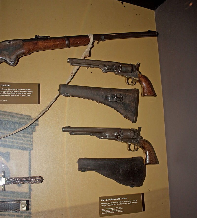 Оружие, которое было при себе у Джона Уилкса Бута, когда его схватили и убили, демонстрируется в Театральном музее Форда в Вашингтоне, округ Колумбия.