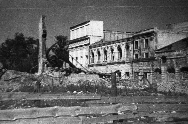 Здание театра юного зрителя в г. Калинине после освобождения города
