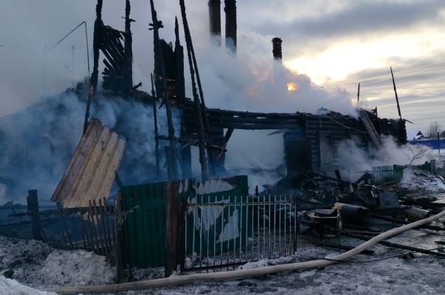 На Урале после пожара в двухэтажном доме нашли тела двух пенсионерок