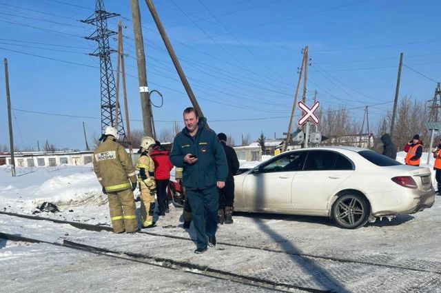 В Свердловской области Mercedes столкнулся с локомотивом 
