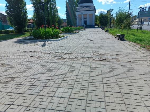 Дом Памяти недалеко от кладбища.