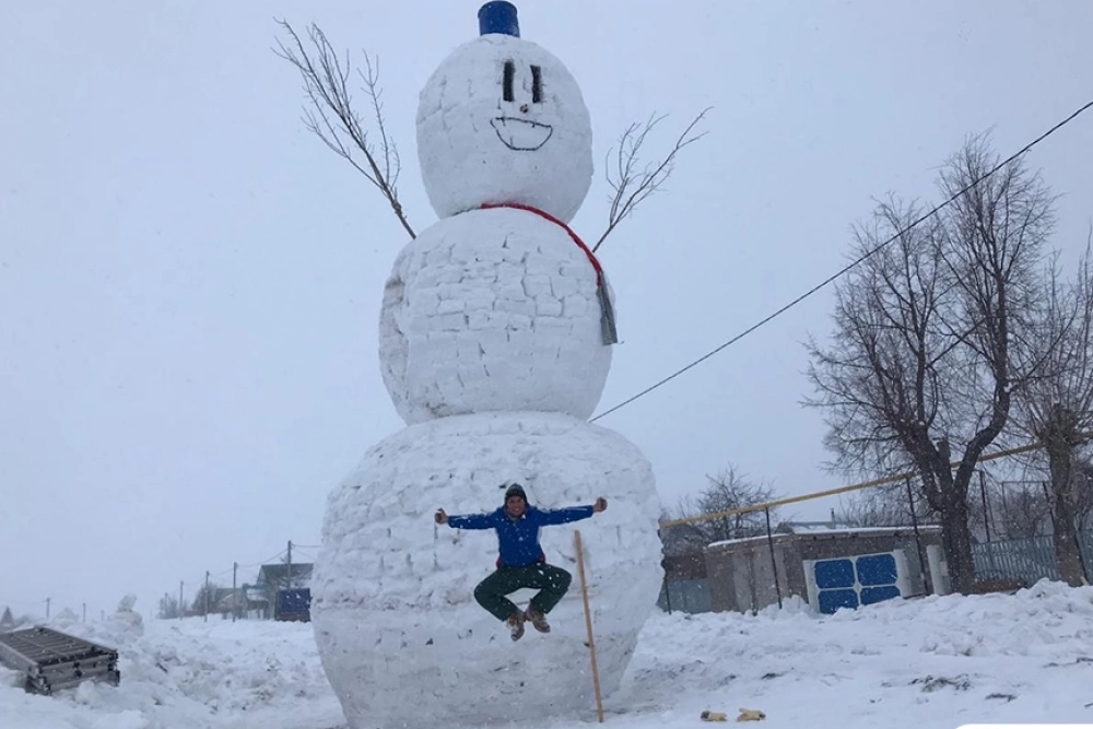 Гаяз самостоятельно за 20 дней, без помощи механической техники, построил огромного снеговика.