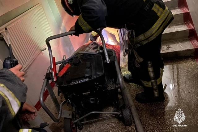 За медпомощью к девушке обращаются в том числе сотрудники МЧС.