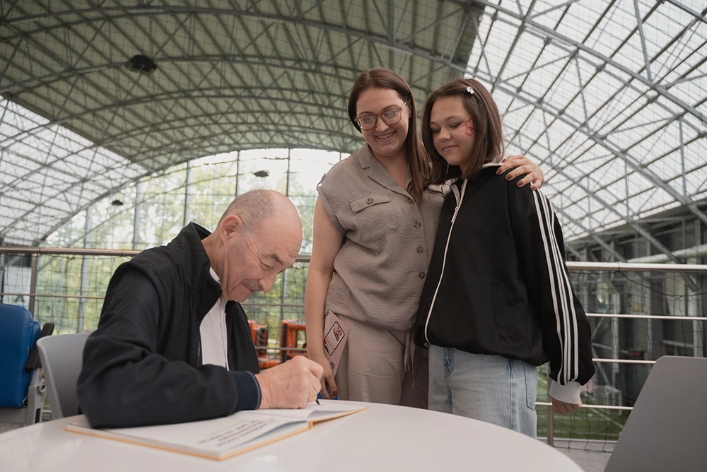 Сергей Готье подписывает книгу.