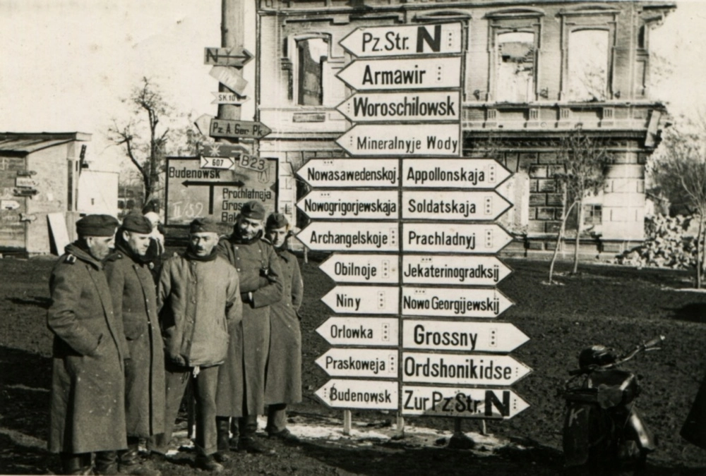 Указатель на немецком языке в Георгиевске, 1942 год.