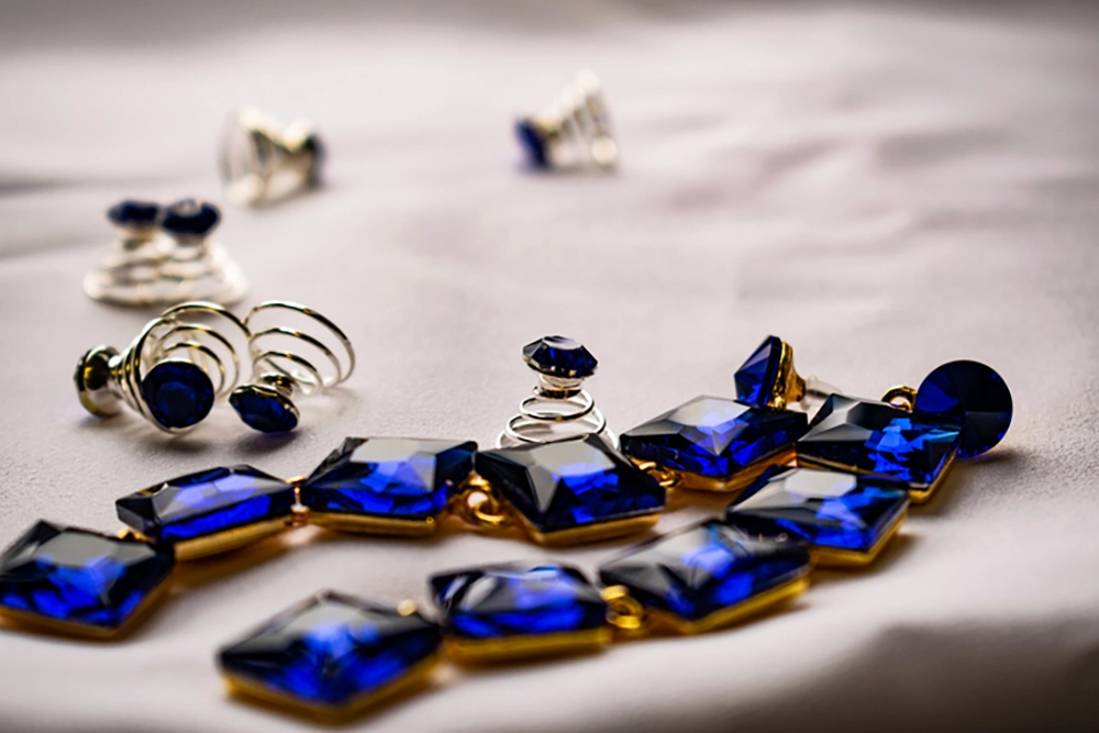 Современный взгляд на аксессуары предполагает минимализм: один выразительный элемент или несколько лаконичных украшений.