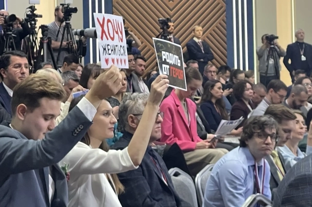 В зале все заметили молодого человека с плакатом «Хочу жениться».