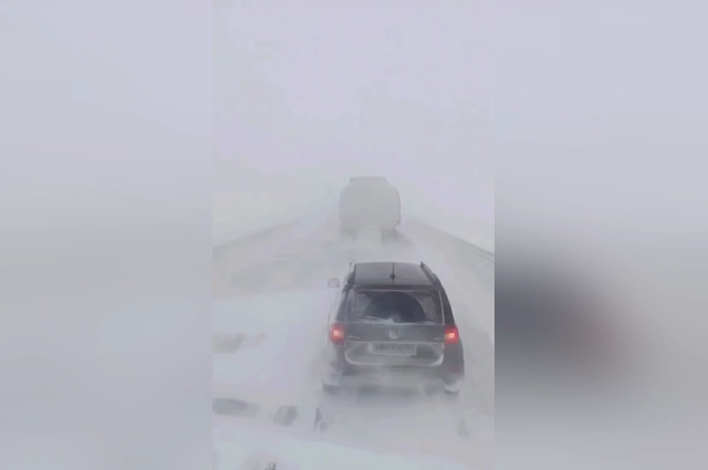 Вторые сутки подряд метель не утихает, парализуя движение, заваливая дворы и испытывая на прочность городскую инфраструктуру.