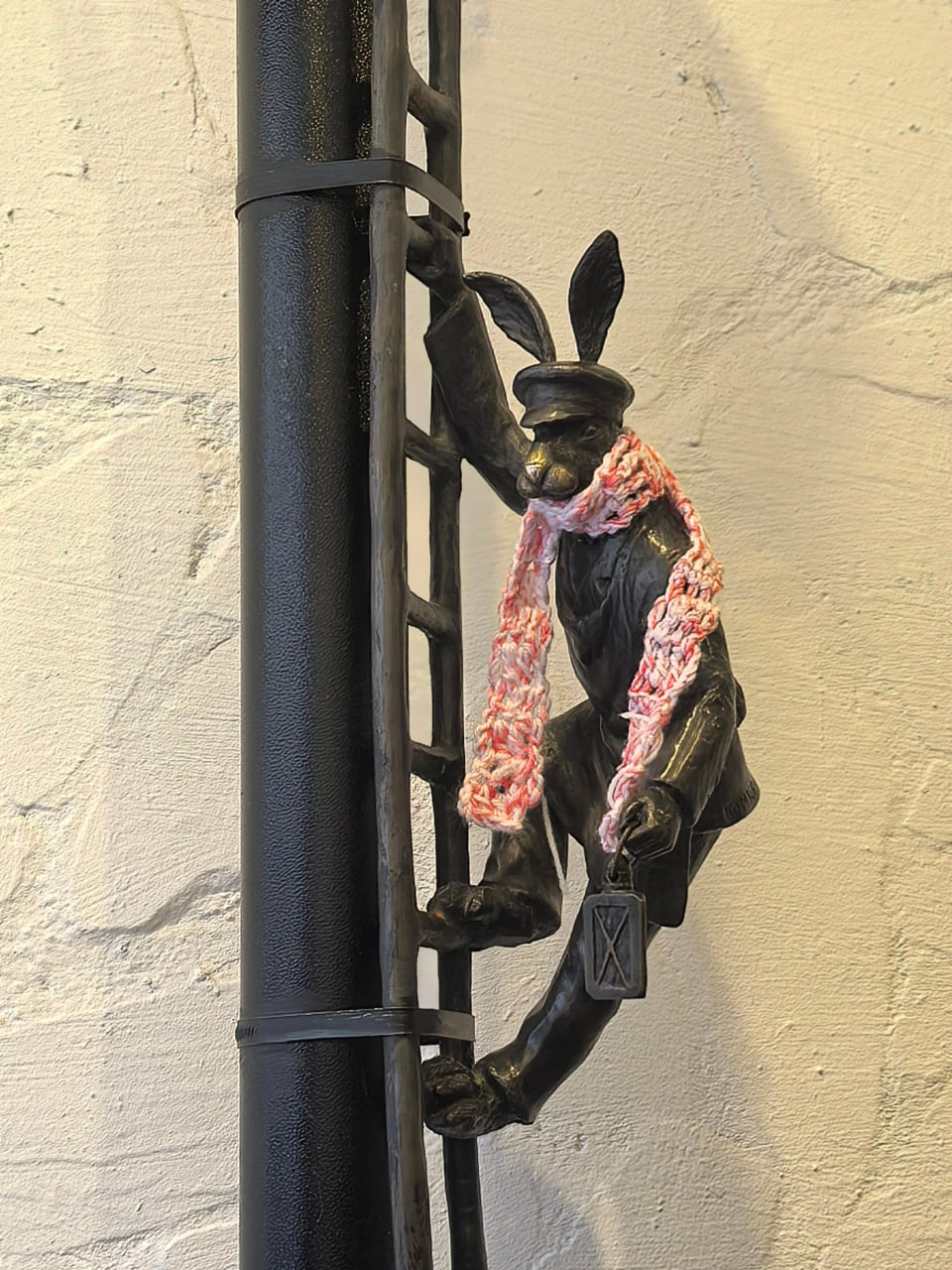 На улицах города можно заметить мазайских зайцев.