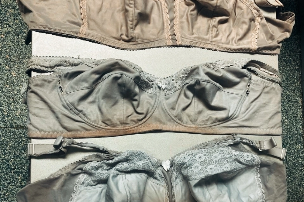 Женщина носила по 4 бюстгалтера одновременно.