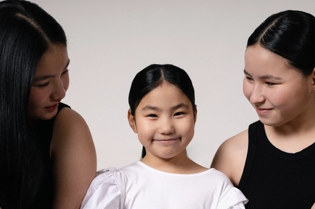 Младшая дочь Анны, София, сочиняет стихи и музыку, и увлекается танцами, как и её сёстры.