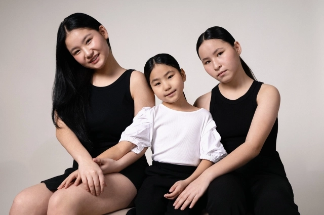 Занятия в школе моделей вдохновили всех сестёр.