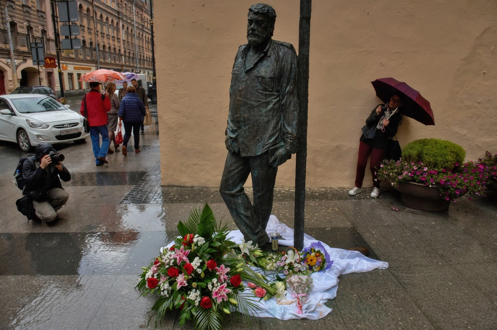 Памятник Сергею Довлатову на улице Рубинштейна в Санкт-Петербурге