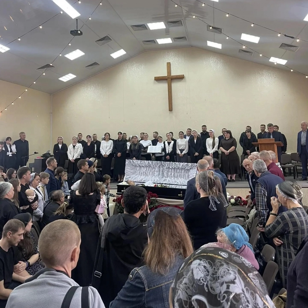 Проводить Петра в последний путь собрались друзья и родные.