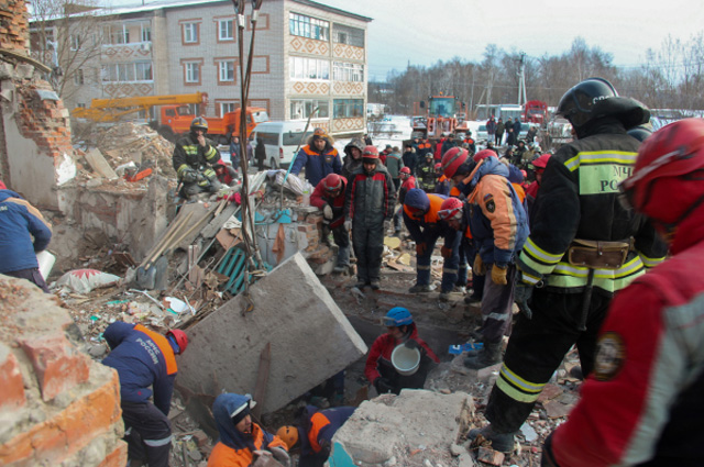 Сотрудники МЧС РФ разбирают завалы разрушенного в результате взрыва дома в поселке Корфовский в Хабаровском крае.