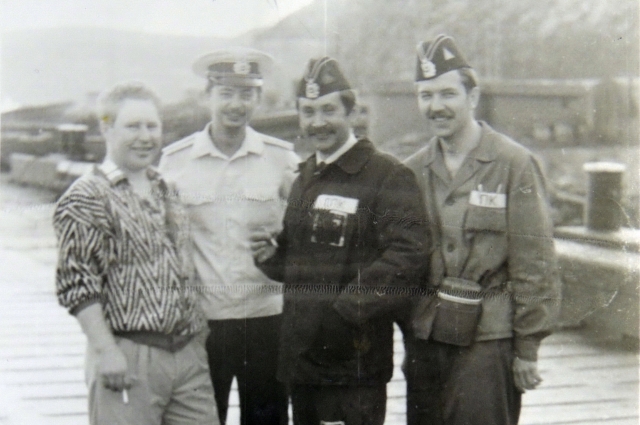 Александр Геращенко вместе с другими членами экипажа подводной лодки К-525. 1990 год.