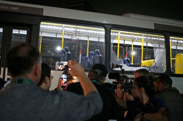 На автобус с журналистами было совершено нападение. 