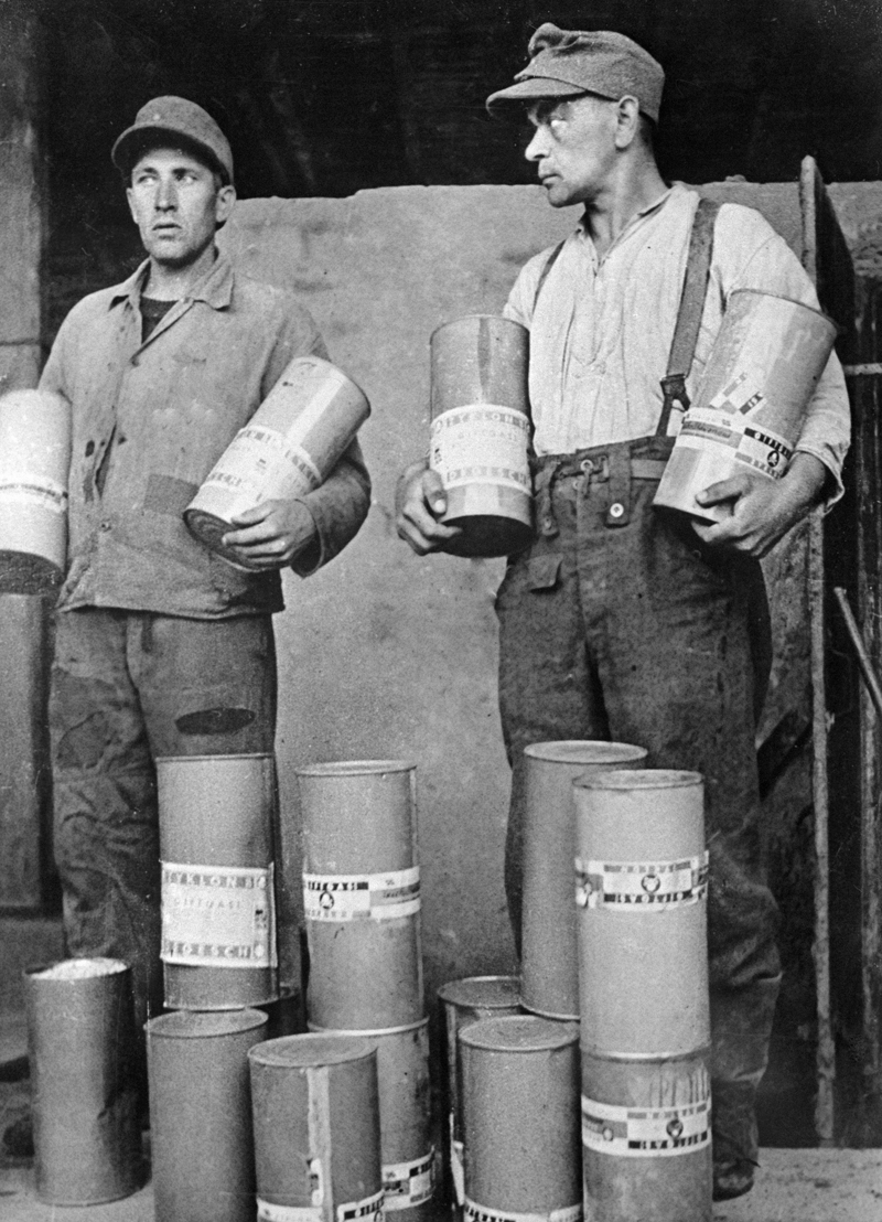 Немцы, приводившие в исполнение приговор над безвинными людьми в лагере смерти «Майданек», держат в руках баллоны с газом 